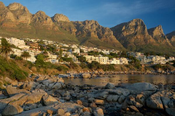 Camps Bay Beach som visar klippig kustlinje och en kuststad