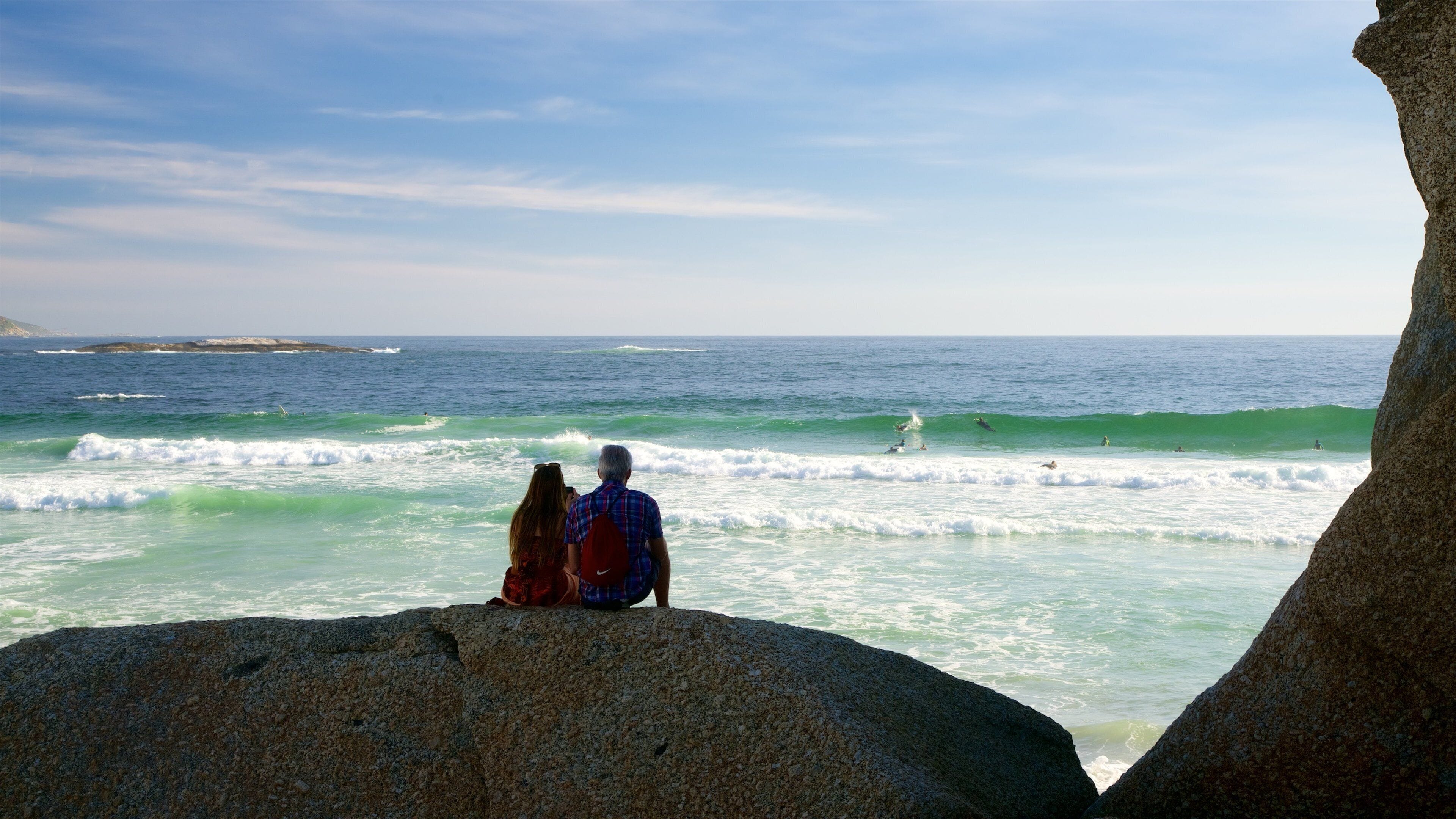 Camps Bay Beach som omfatter en sandstrand såvel som et par