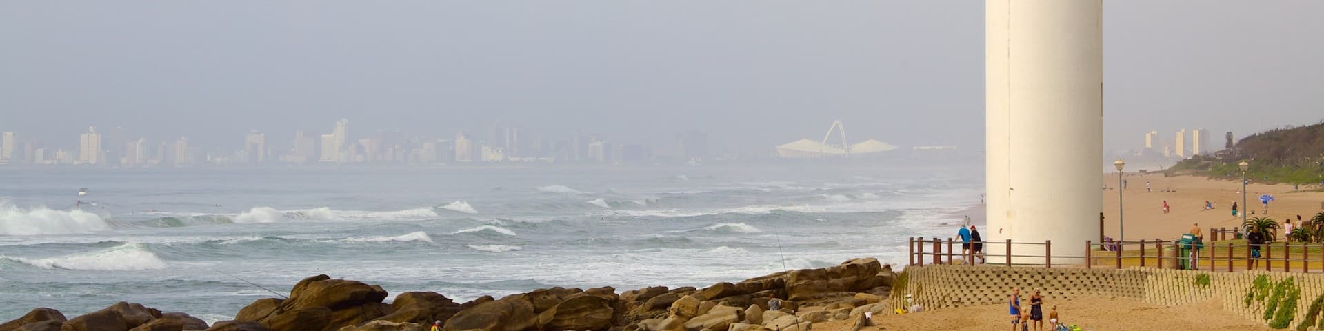Faro de Umhlanga mostrando vistas generales de la costa y un faro