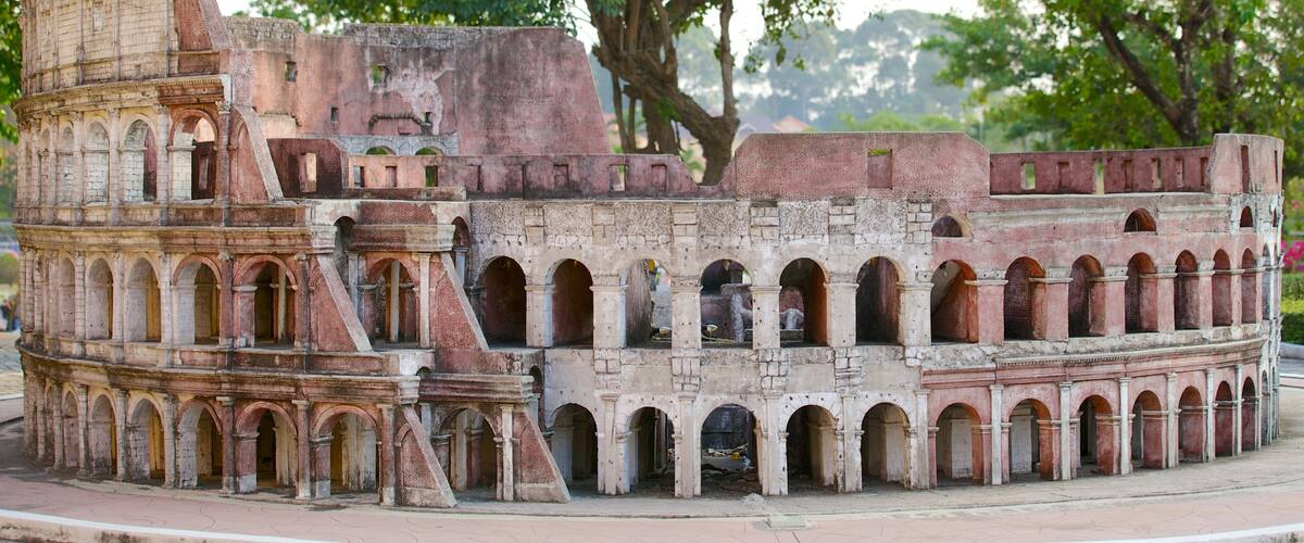 Mini Siam which includes heritage architecture