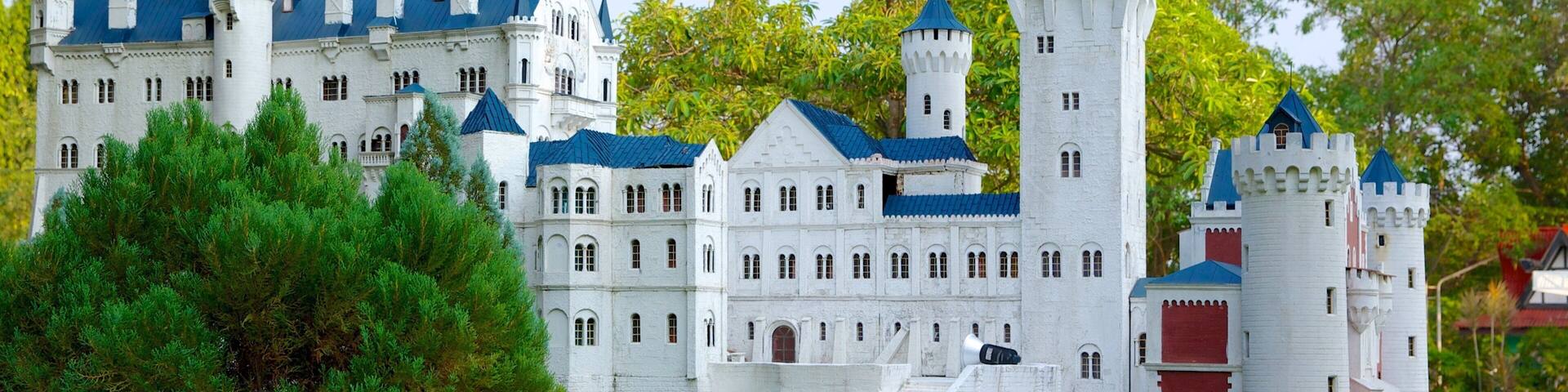 Mini Siam which includes a castle and heritage architecture