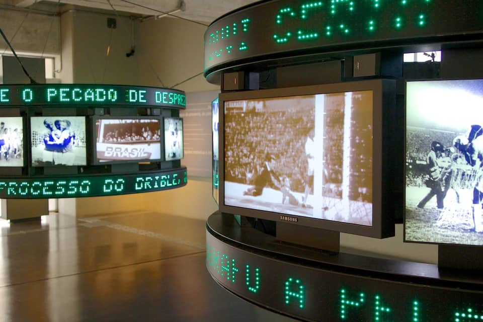 Pantalla digital con varias pantallas mostrando imágenes de archivo histórico.