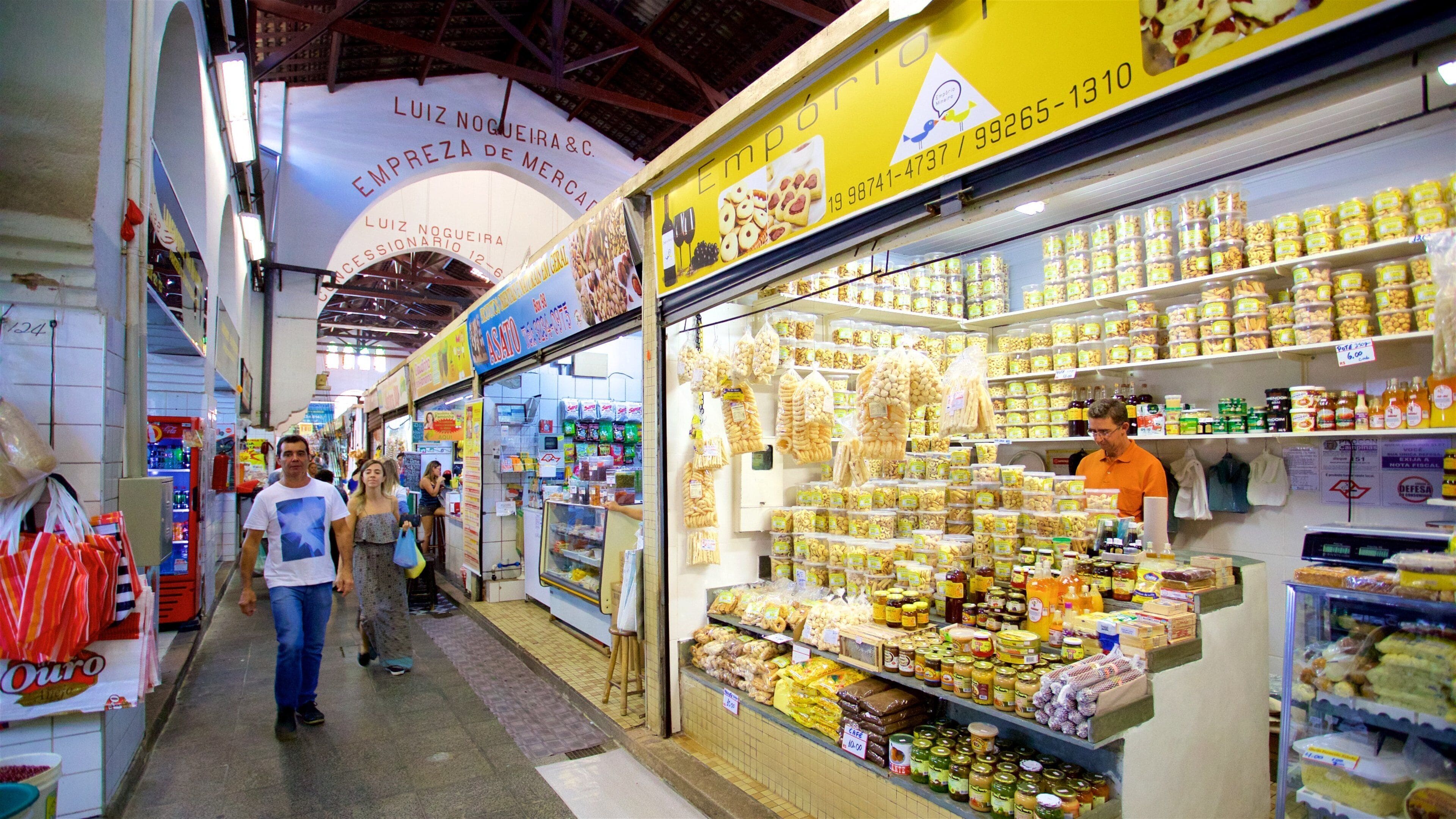 ตลาดเทศบาล ซึ่งรวมถึง อาหาร, ตลาด และ การตกแต่งภายใน