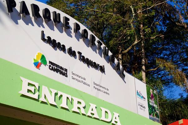 Portugal Park welches beinhaltet Beschilderung