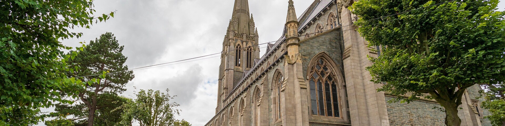 Uma igreja histórica com altas torres e detalhada talha em pedra.