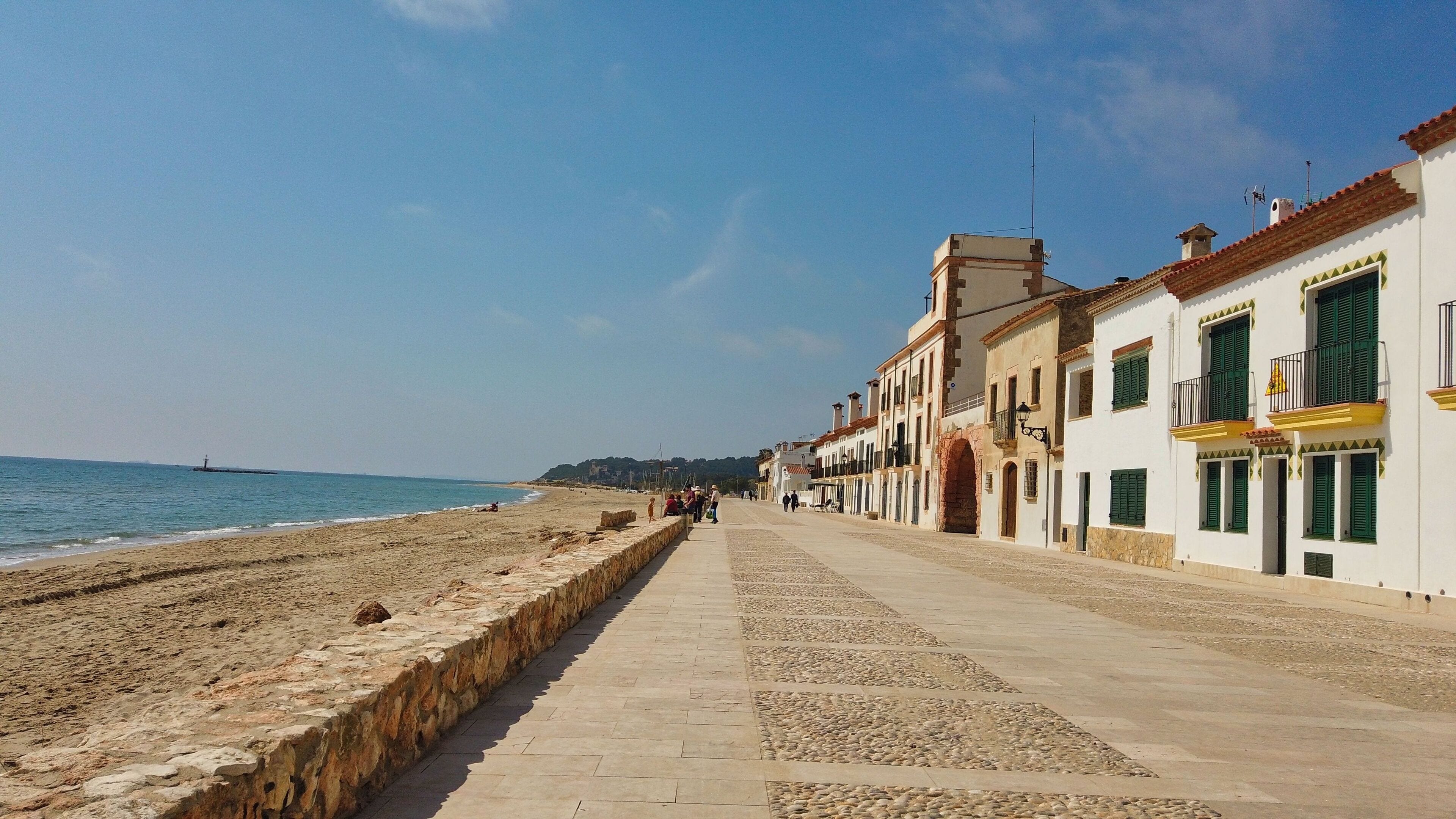 Playa y paseo de Altafulla Costa Dorada Tarragona Catalunya