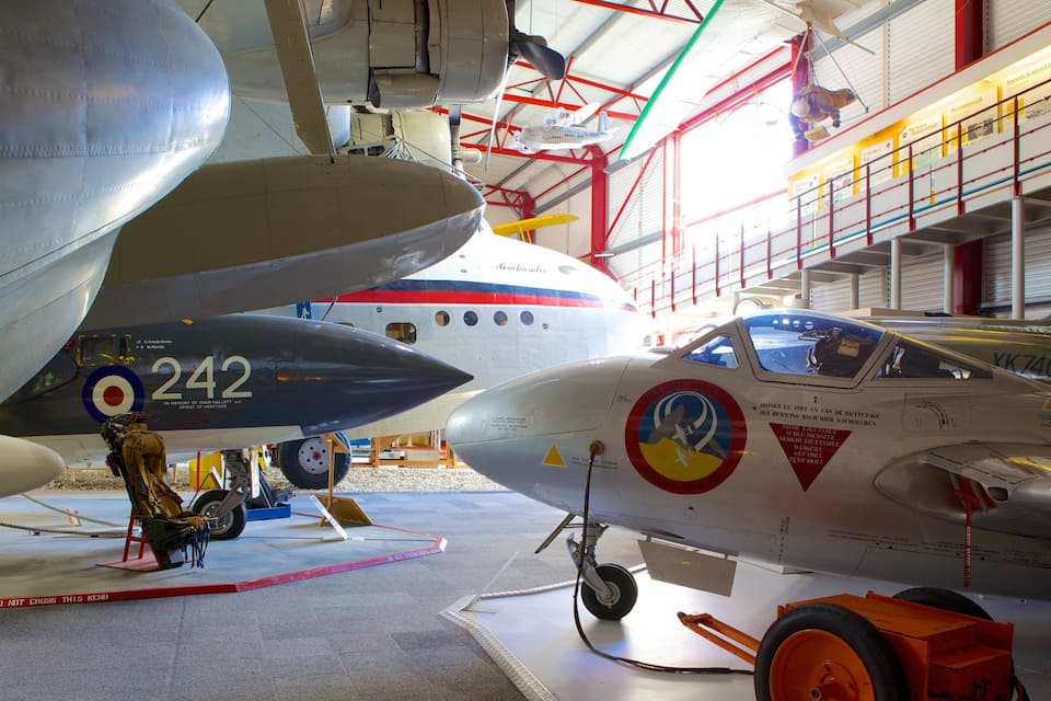 Un musée où sont exposés différents types d’aéronefs, notamment un avion de chasse et un bombardier.