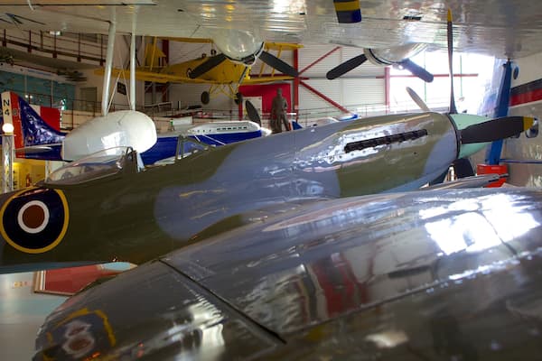 Solent Sky Museum mit einem Innenansichten und Flugzeug