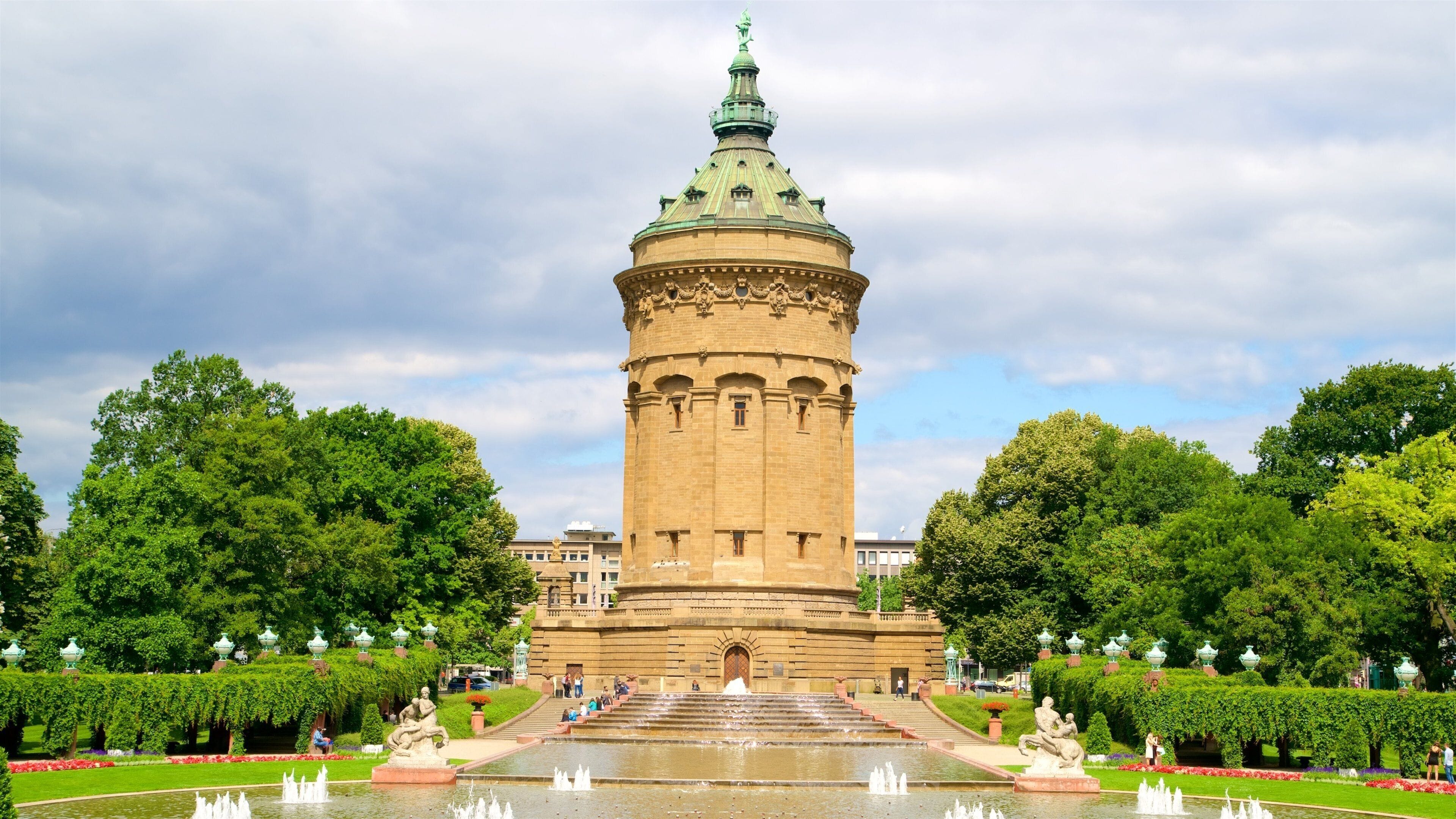 Torre del Agua de Mannheim que incluye patrimonio de arquitectura, una fuente y un parque