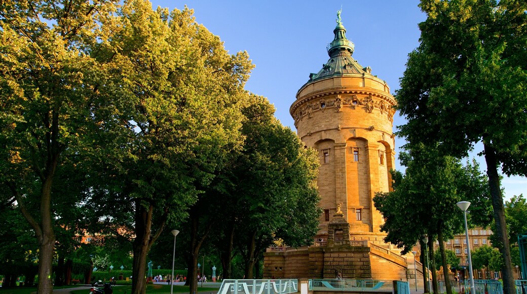 Mannheim Water Tower que inclui arquitetura de patrimĂŽnio e um parque