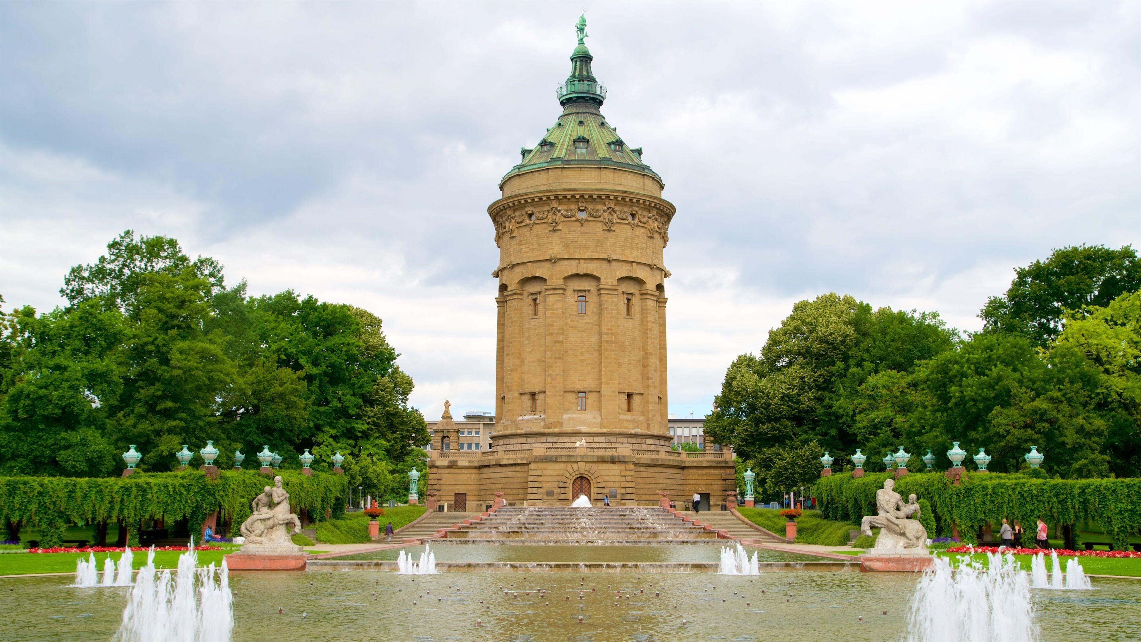 Mannheim Water Tower som visar en fontän, en park och historisk arkitektur
