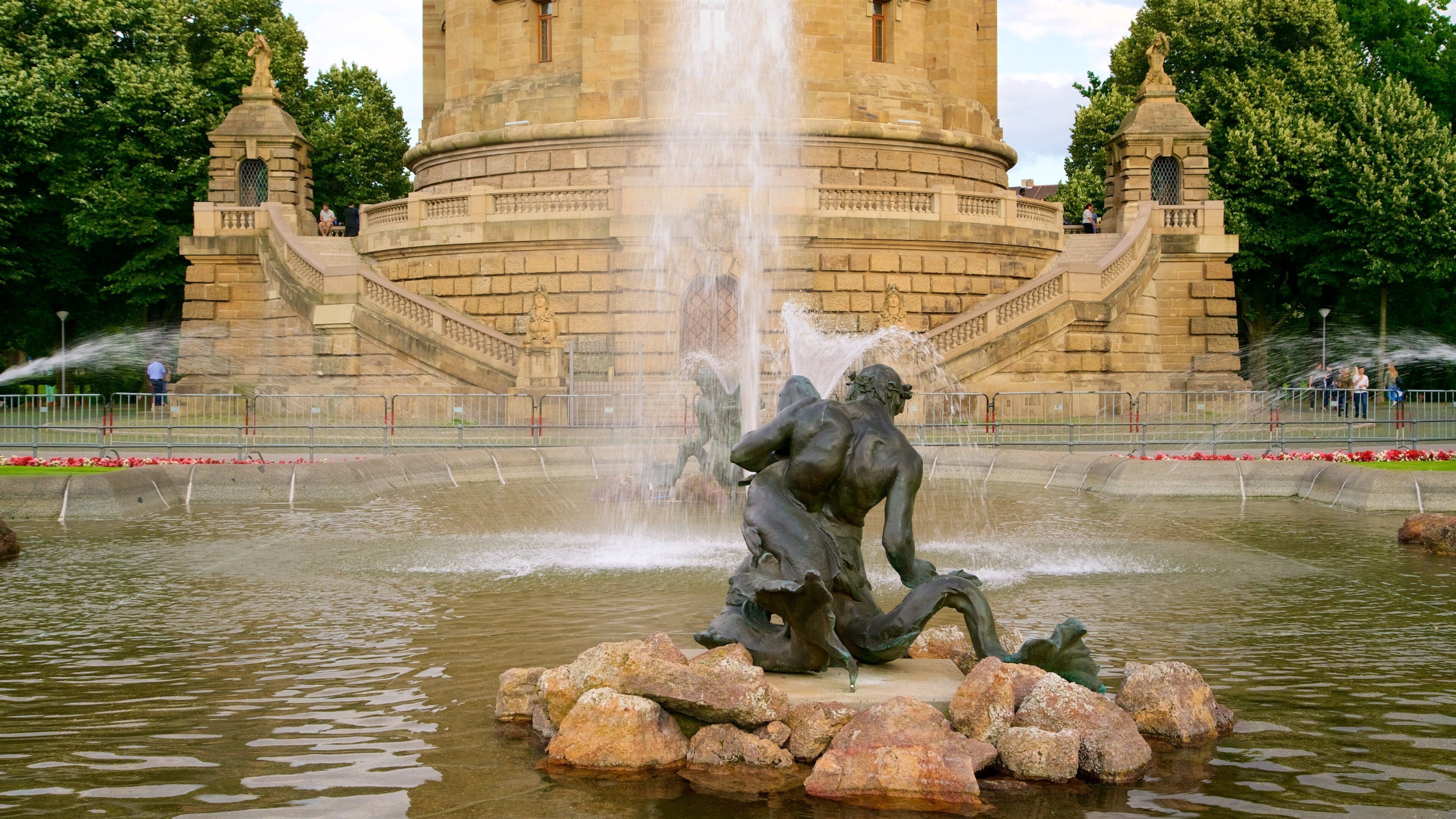 Mannheim Water Tower showing a statue or sculpture, heritage elements and a fountain