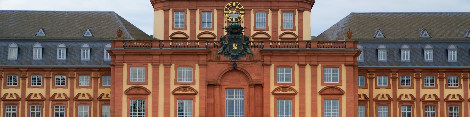 Mannheim Palace which includes heritage elements