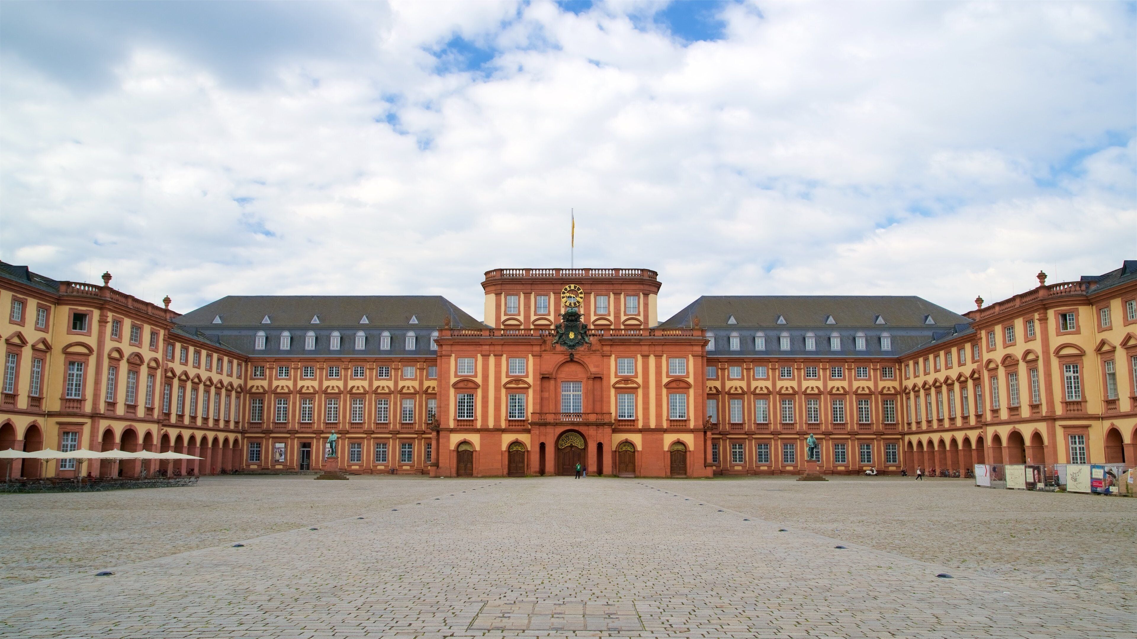 Mannheim Palace which includes heritage architecture and a square or plaza