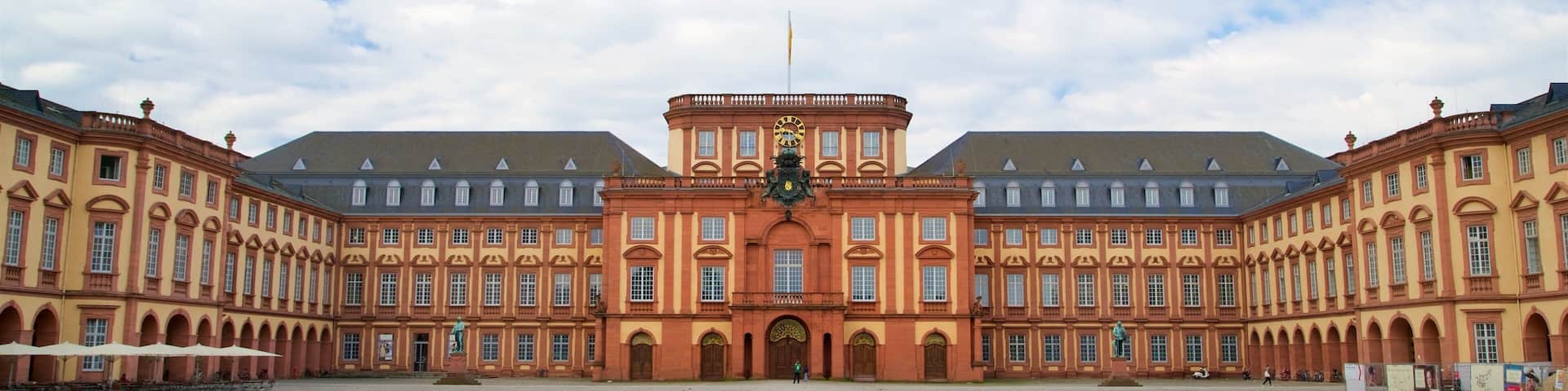 Mannheim Palace which includes heritage architecture and a square or plaza