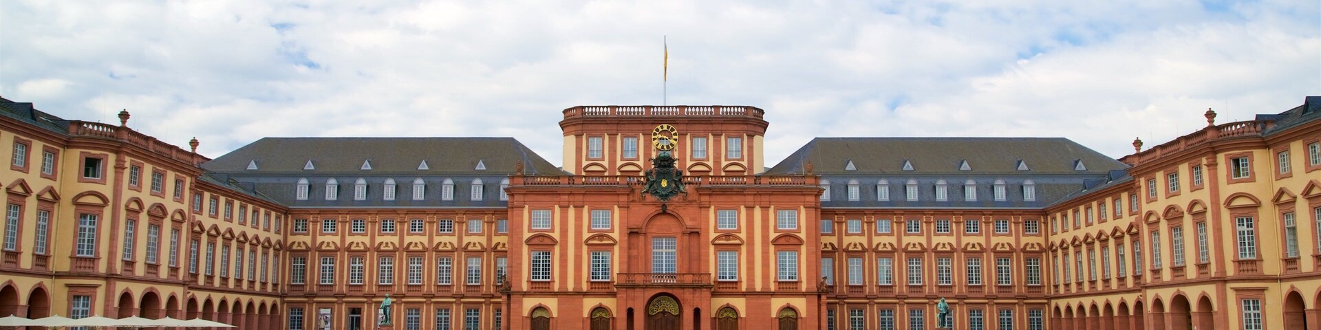 Mannheim Palace which includes heritage architecture and a square or plaza