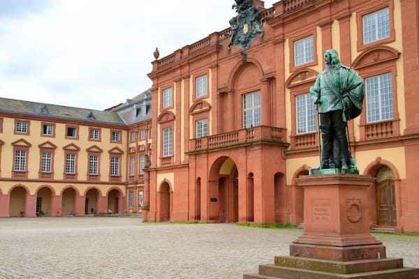 Mannheim Palace montrant statue ou sculpture, square ou place et patrimoine historique