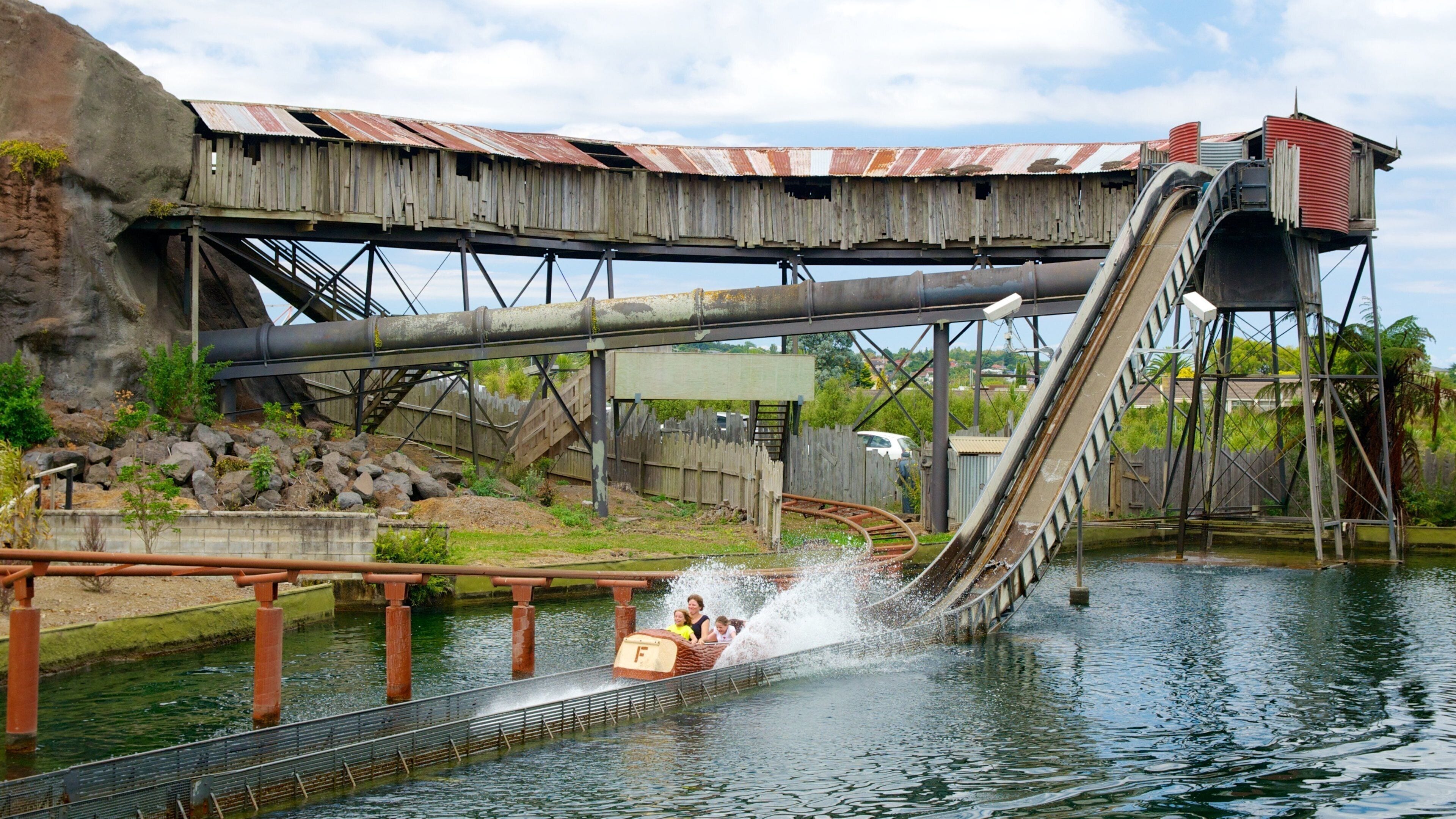 彩虹盡頭 呈现出 水上樂園 和 遊樂設施 以及 一個家庭