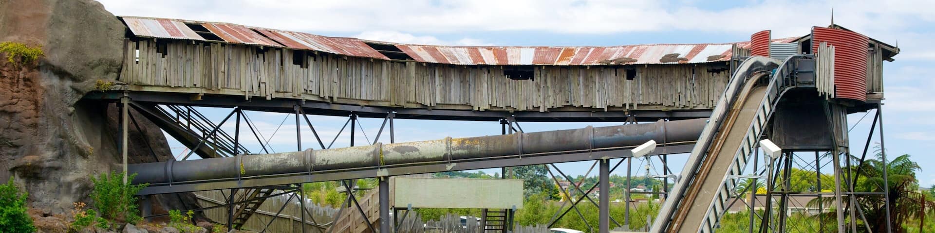 Rainbow\'s End showing rides and a waterpark as well as a family