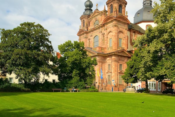 Jesuitenkirche Mannheim mit einem Garten, Kirche oder Kathedrale und historische Architektur