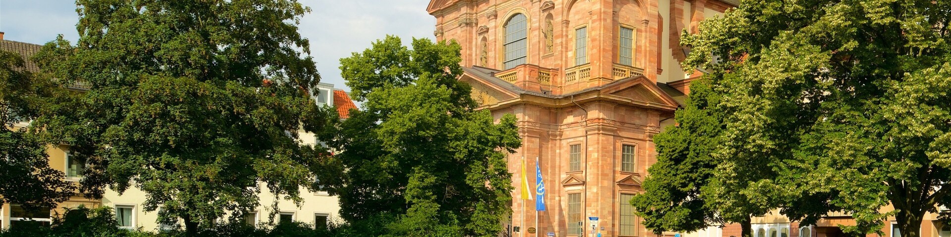 Jesuitenkirche Mannheim mit einem Garten, Kirche oder Kathedrale und historische Architektur