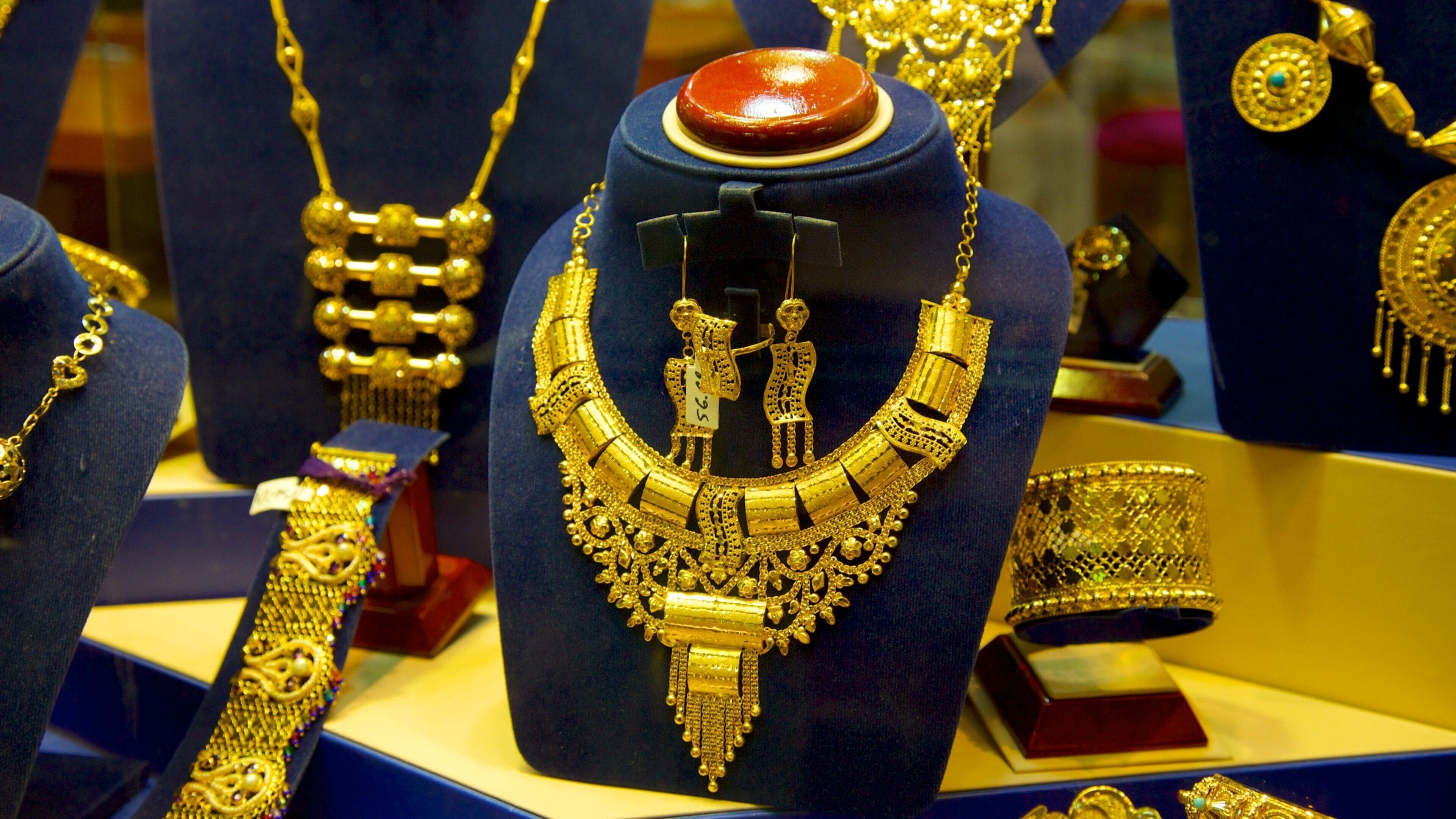 Muttrah Souq showing interior views and shopping