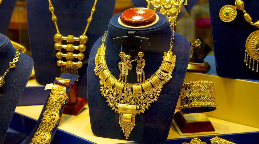 Muttrah Souq showing interior views and shopping