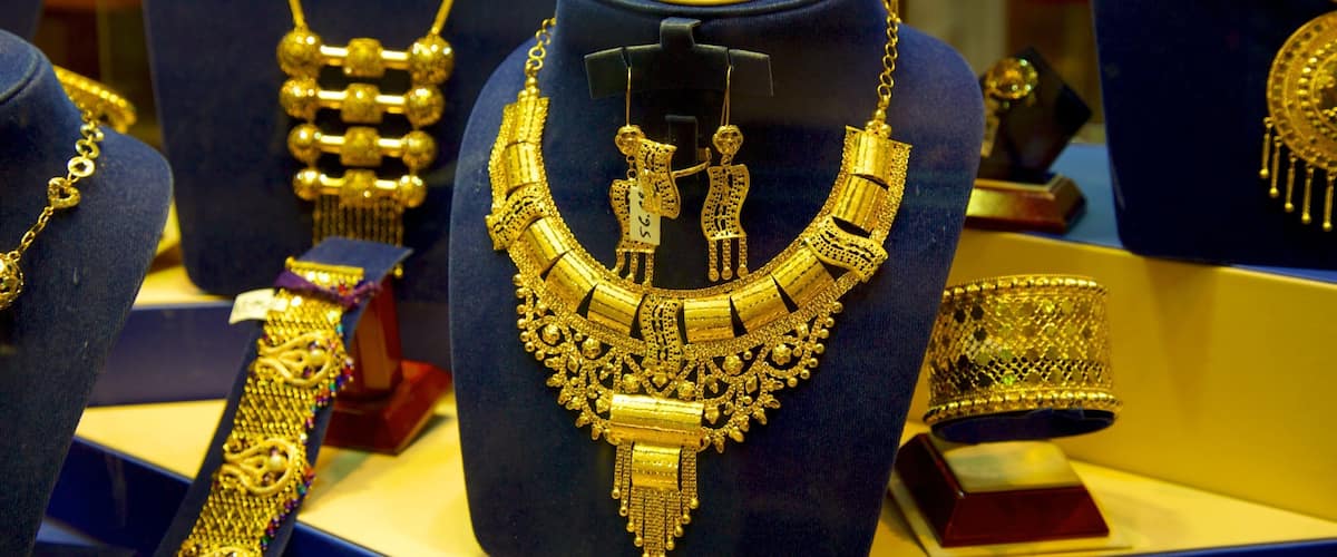 Muttrah Souq showing interior views and shopping