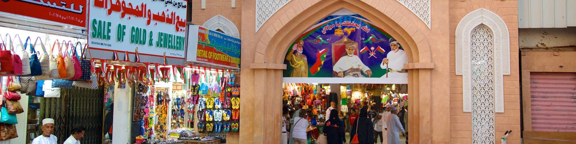 Muttrah Souq showing shopping, markets and a city