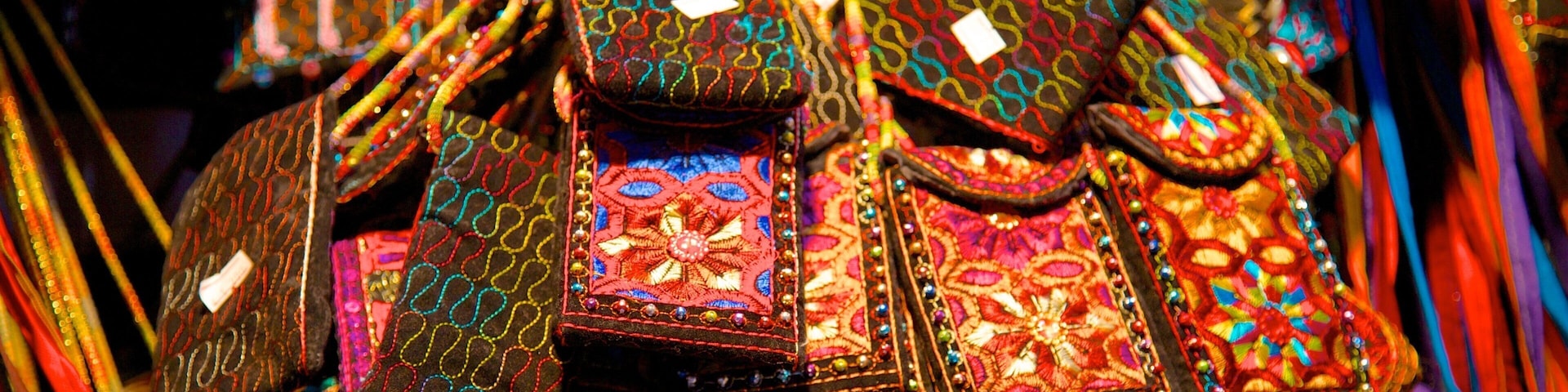 Muttrah Souq featuring fashion, markets and shopping