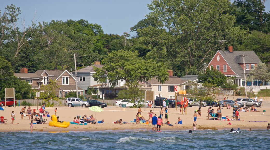 Pere Marquette Park Beach caracterizando paisagens litorĂąneas e uma praia assim como um grande grupo de pessoas