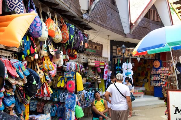 Markt D\'mall de Boracay mit einem MĂ€rkte sowie einzelner Mann