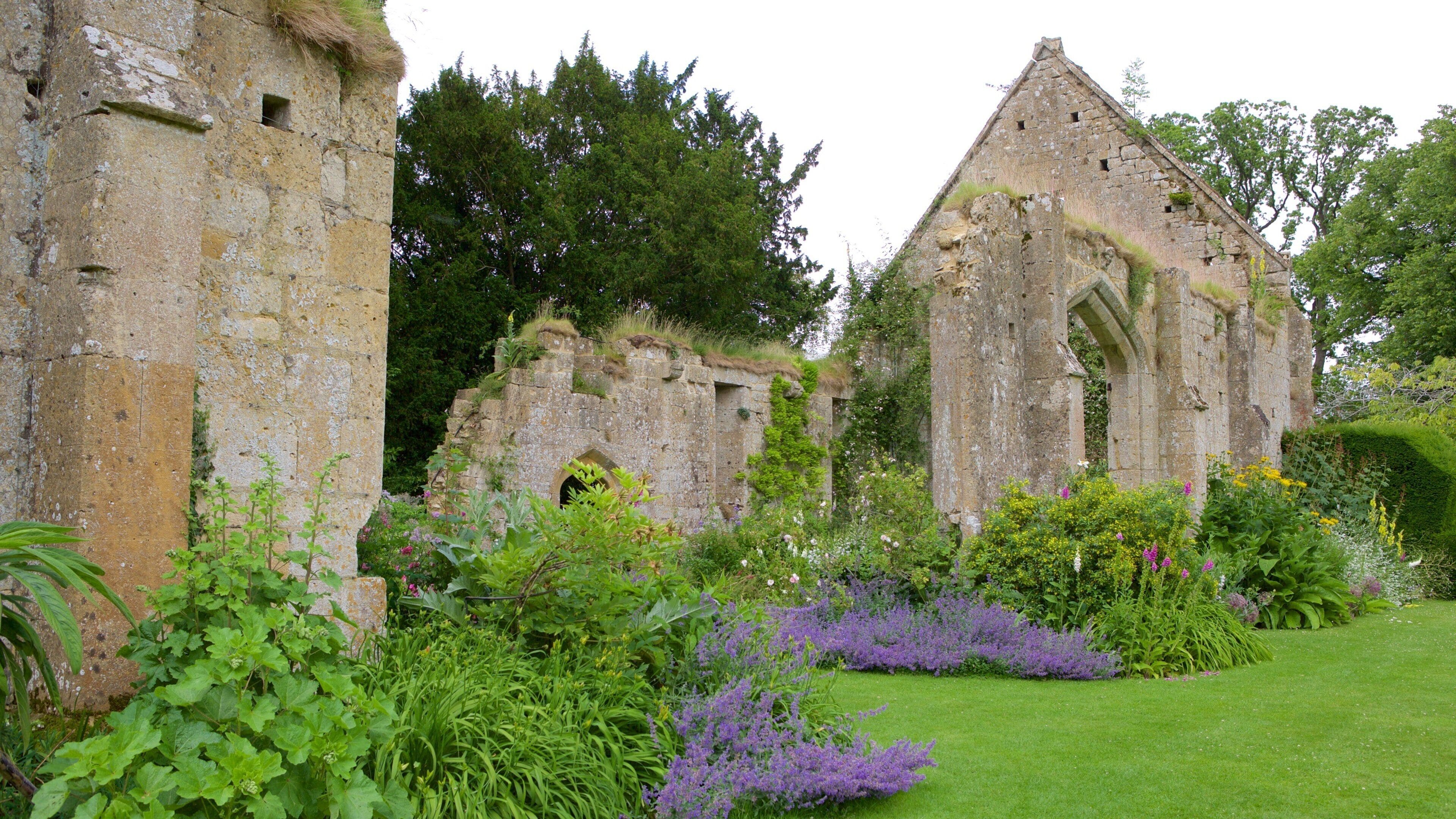 서들리 성 을 보여주는 건물 유적지, 공원 과 궁전 또는 고성