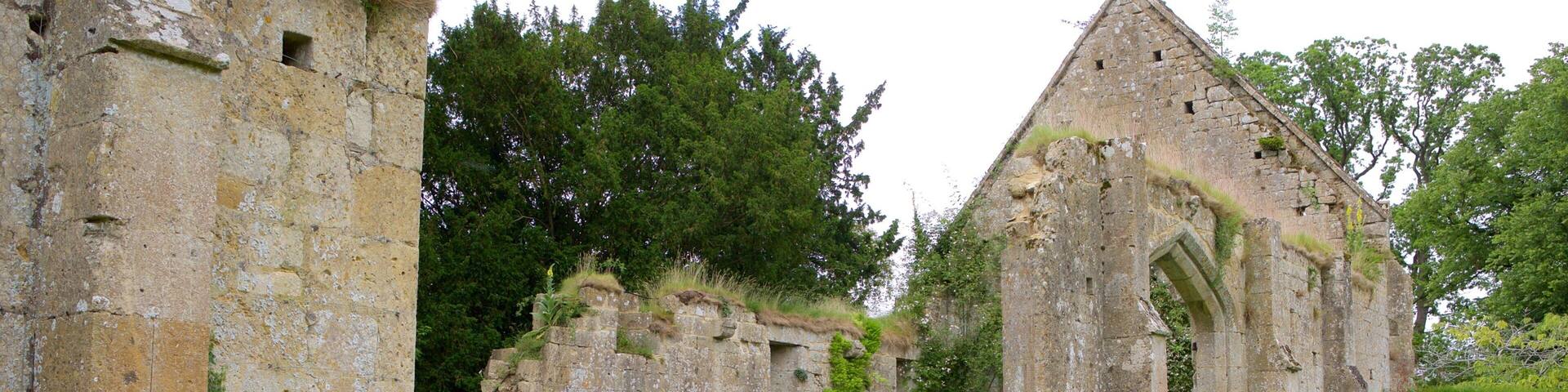 Sudeley Castle featuring building ruins, a garden and heritage elements