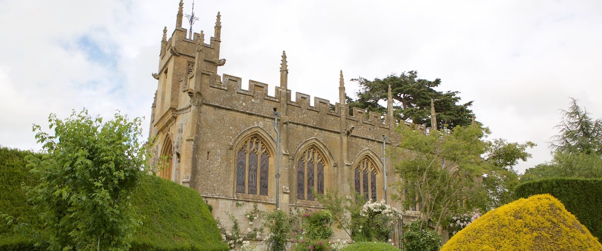 Château de Sudeley montrant église ou cathédrale, parc et patrimoine architectural