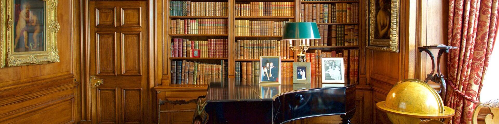 Château de Sudeley montrant vues intérieures et château ou palais