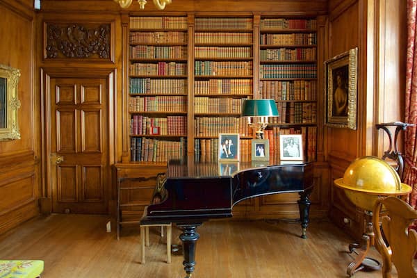 Château de Sudeley montrant vues intérieures et château ou palais