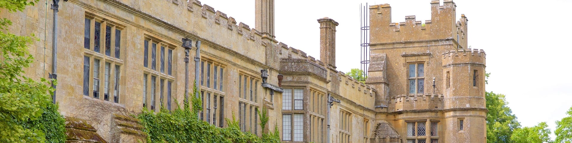 Castelo Sudeley que inclui arquitetura de patrimônio, um pequeno castelo ou palácio e um parque