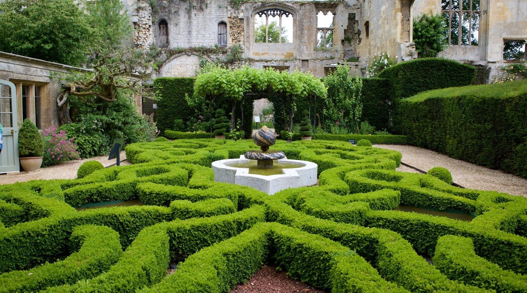 Sudeley slott som inkluderer park, kulturarv og fjell