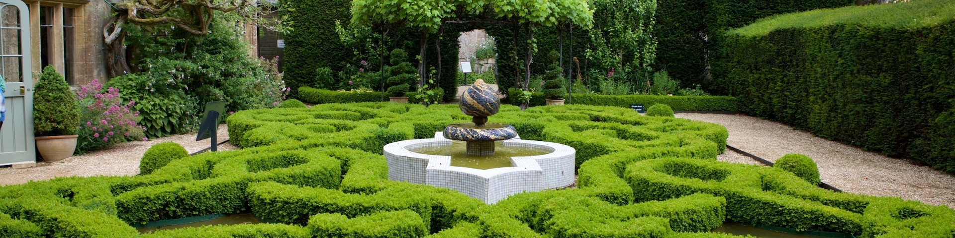 Sudeley Castle showing chateau or palace, a garden and building ruins