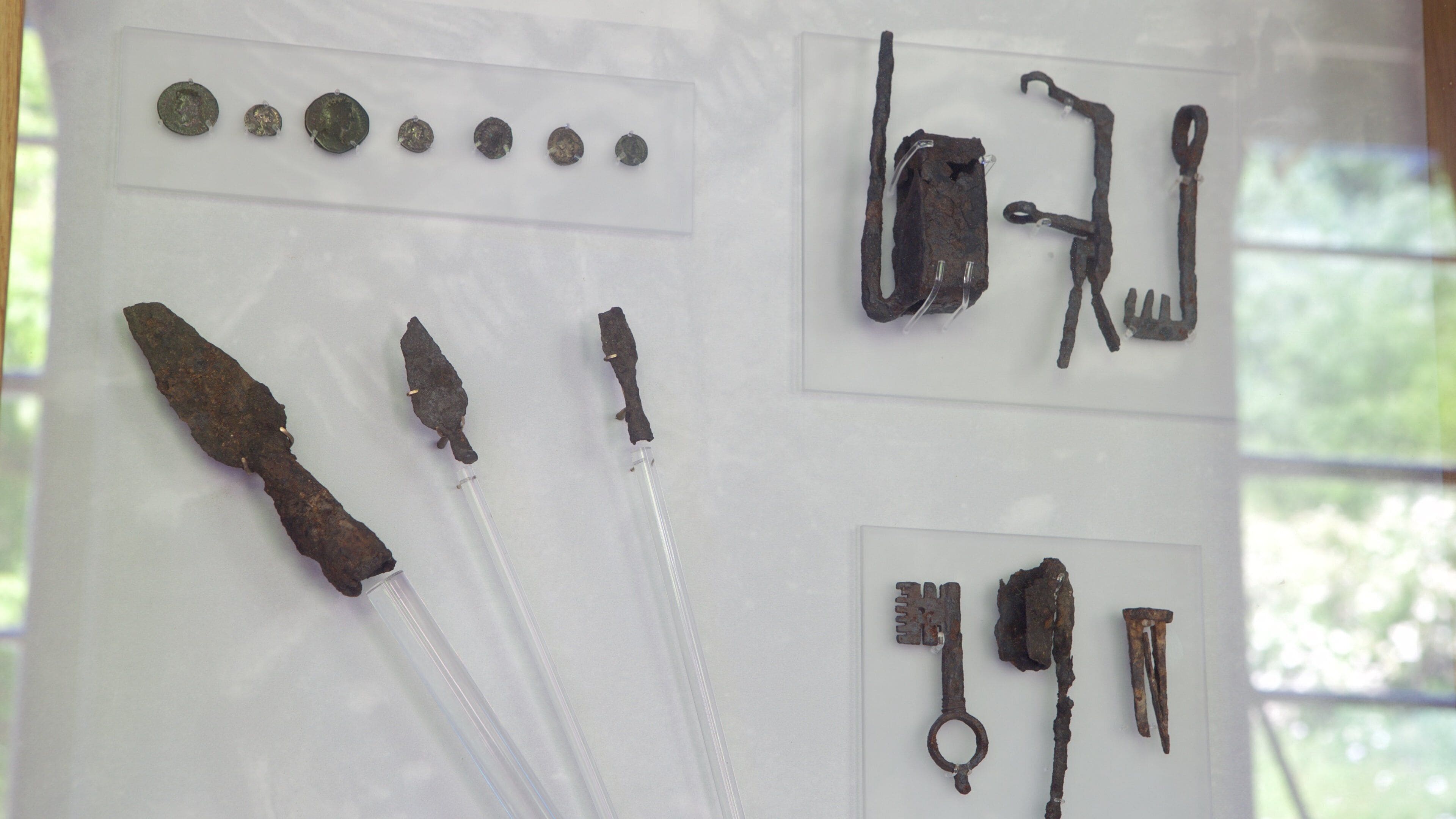 Villa romana de Chedworth ofreciendo vistas de interior y elementos patrimoniales