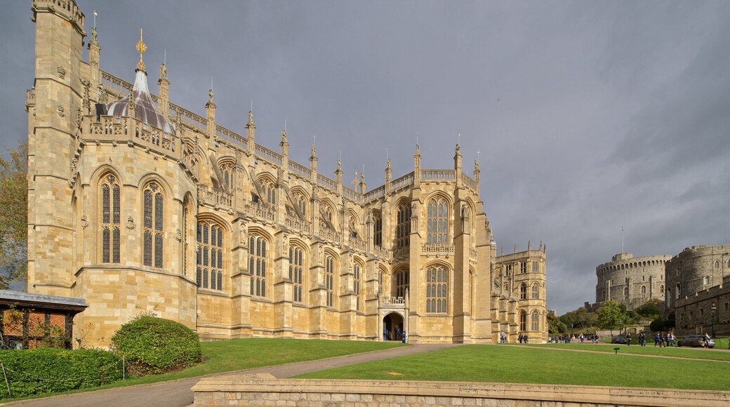 세인트 조지 예배당 을 특징 교회 또는 성당 과 문화유산 건축