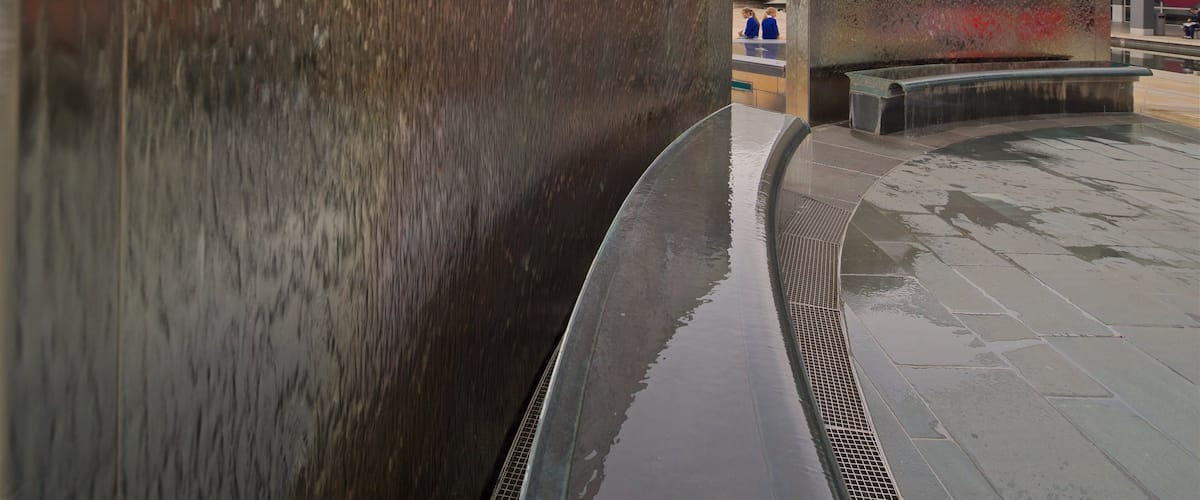 Millennium Square showing a fountain