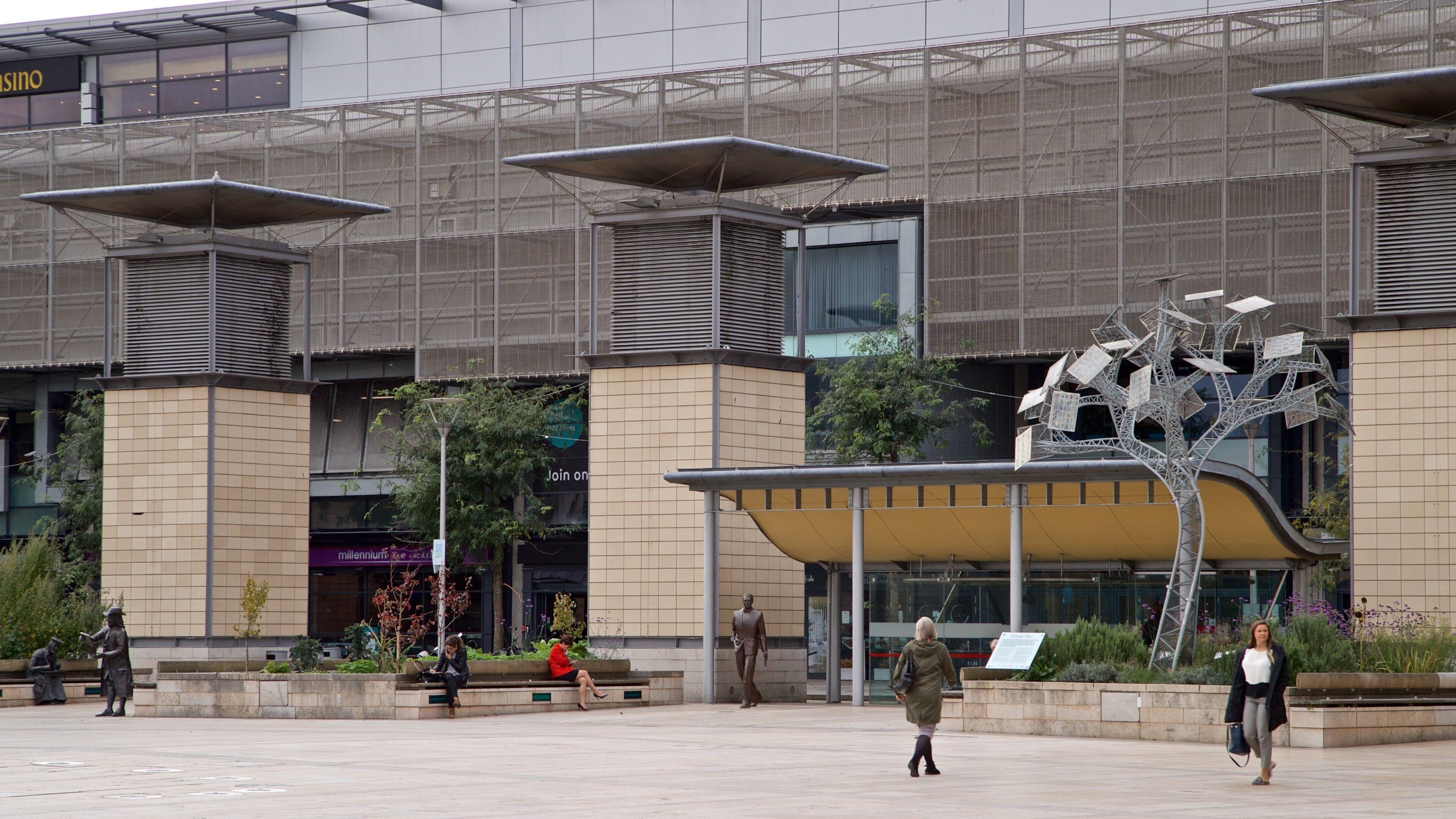 Millenium Square bevat kunst in de open lucht en straten en ook een vrouw