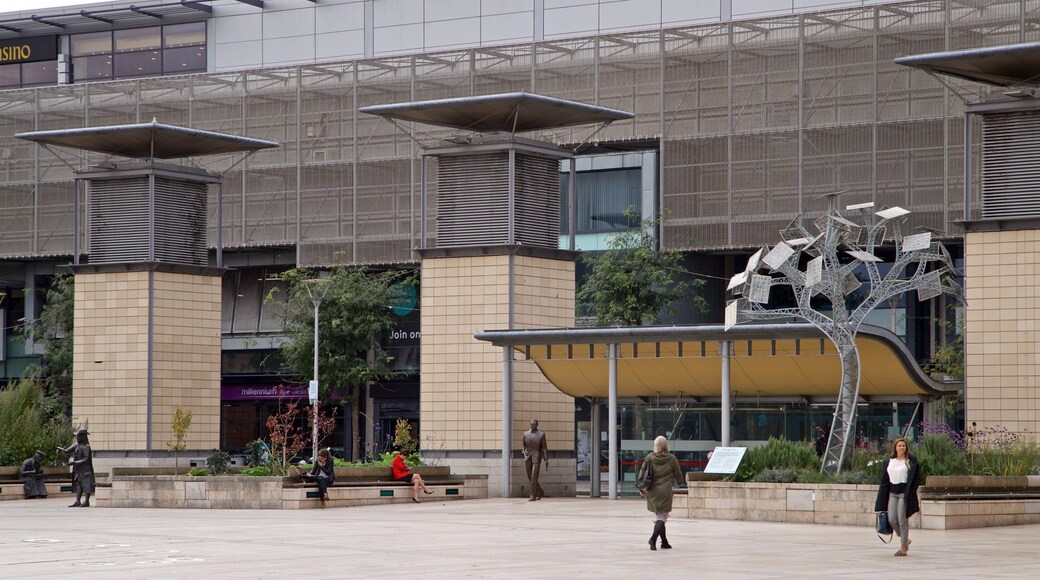 Millenium Square bevat kunst in de open lucht en straten en ook een vrouw