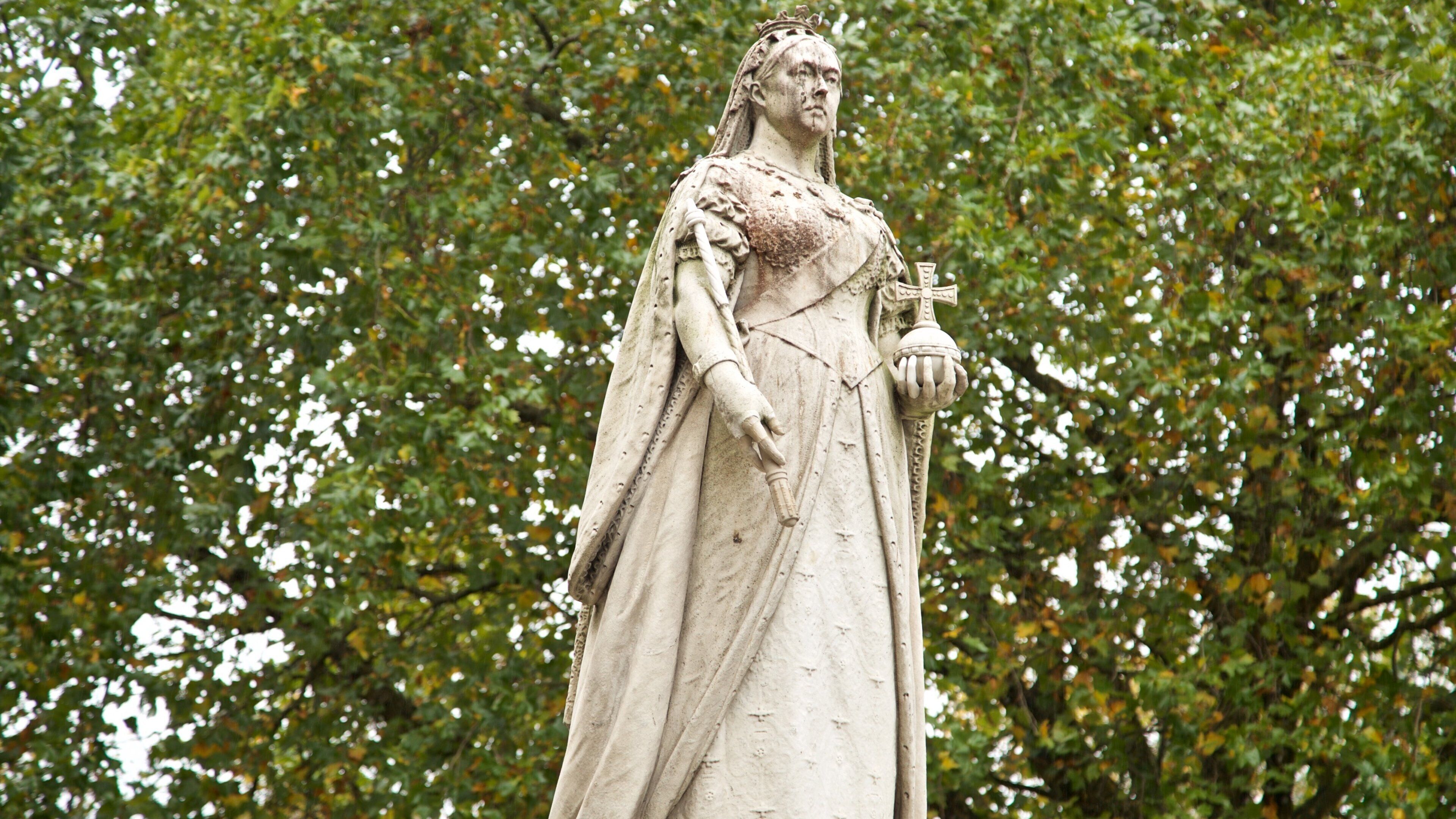 Queen Victoria\'s Statue showing a statue or sculpture