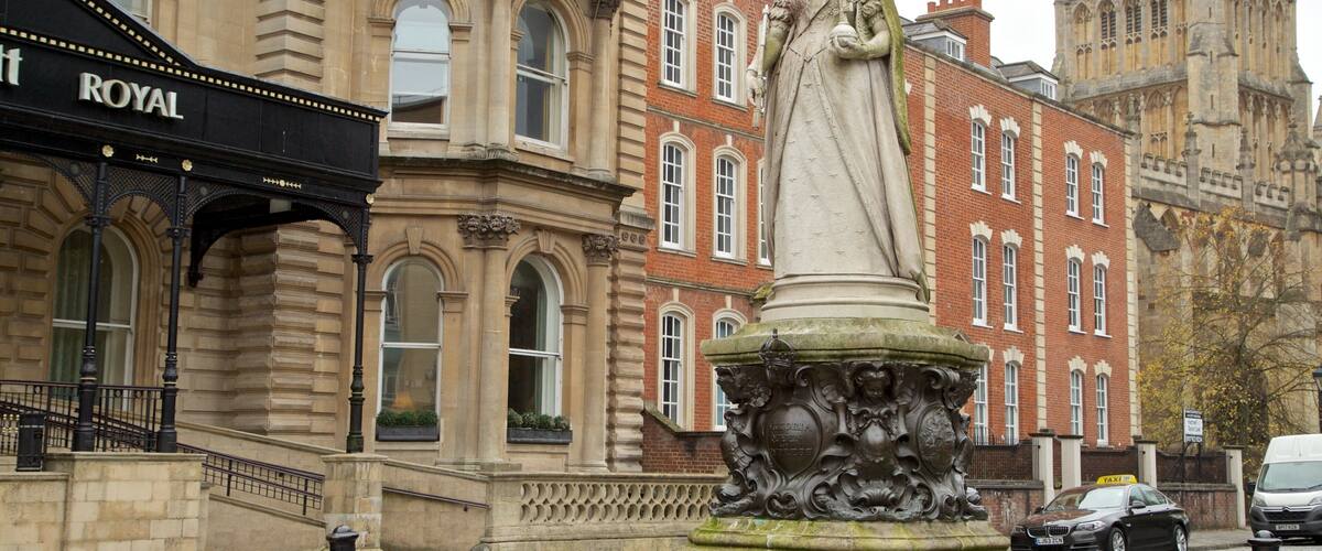 Estatua de la Reina Victoria mostrando una estatua o escultura y elementos patrimoniales