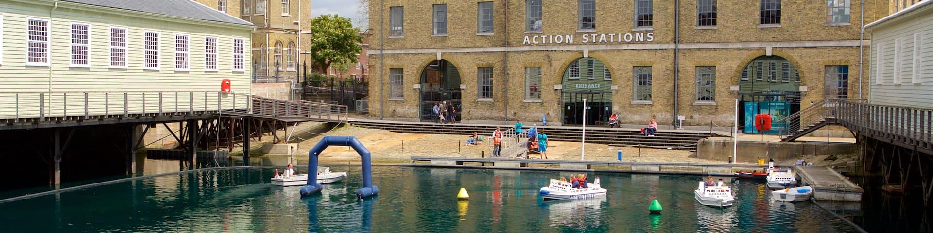 Astilleros históricos de Portsmouth mostrando una marina