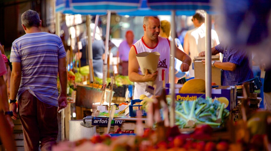 Il Capo Market which includes street scenes