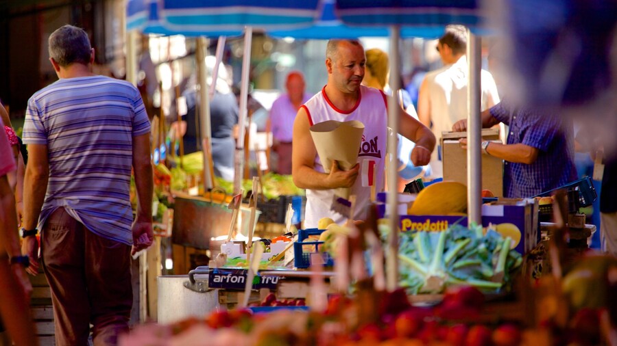 Il Capo Market which includes street scenes